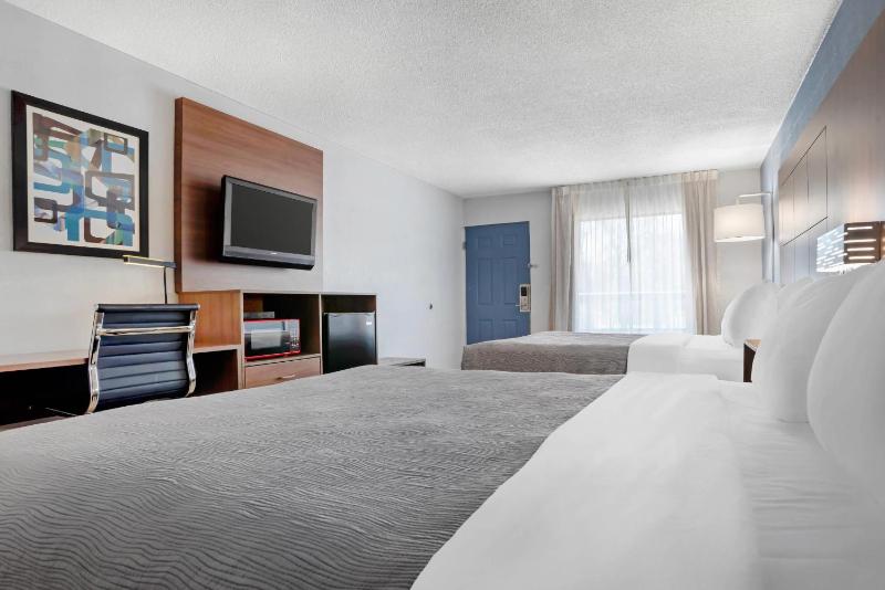 Queen Room with Two Queen Beds - Non-Smoking image 3