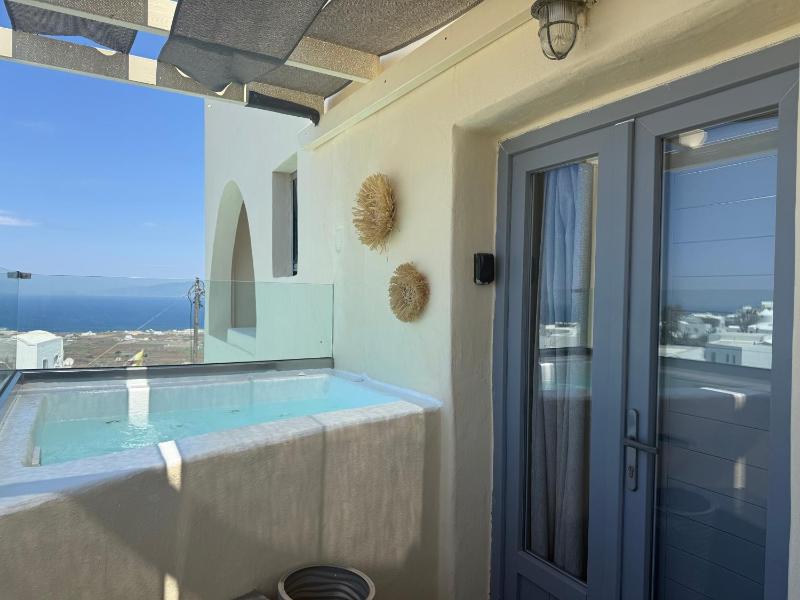 Superior Studio with Hot Tub image 1