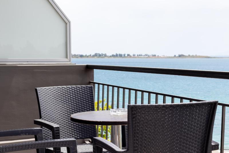 Deluxe Double Room with Sea View image 2
