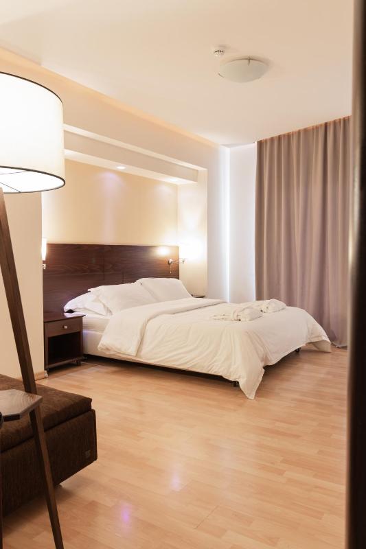 Deluxe Suite with Sea View image 4