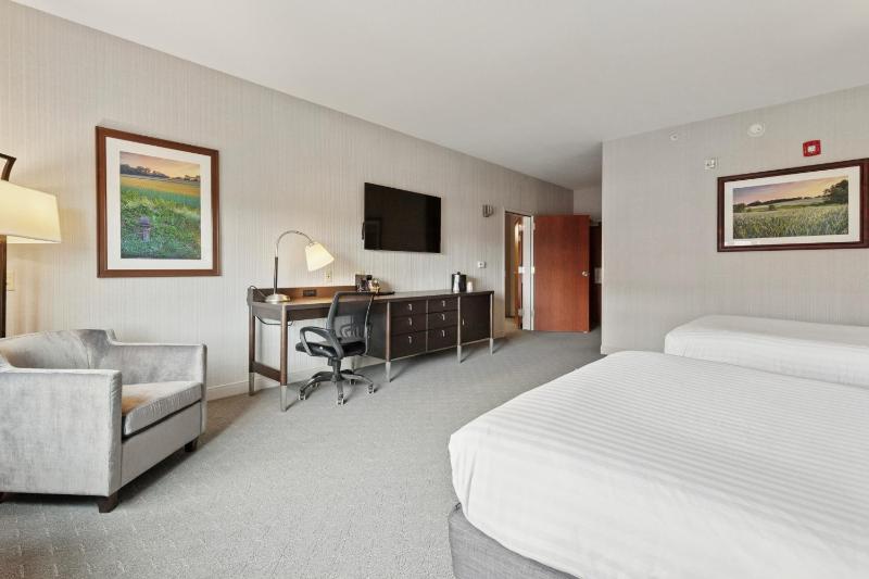 Deluxe Queen Room with Two Queen Beds image 3