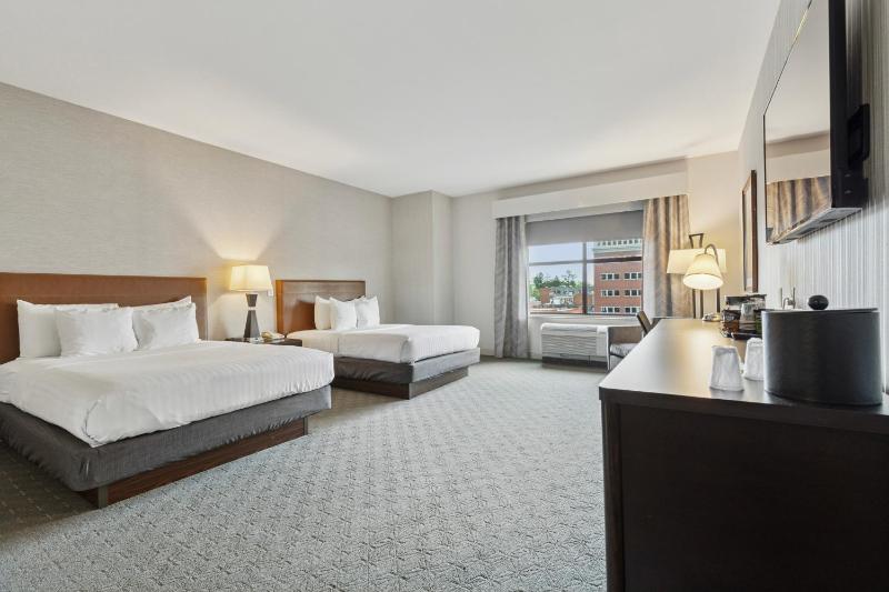 Deluxe Queen Room with Two Queen Beds image 4