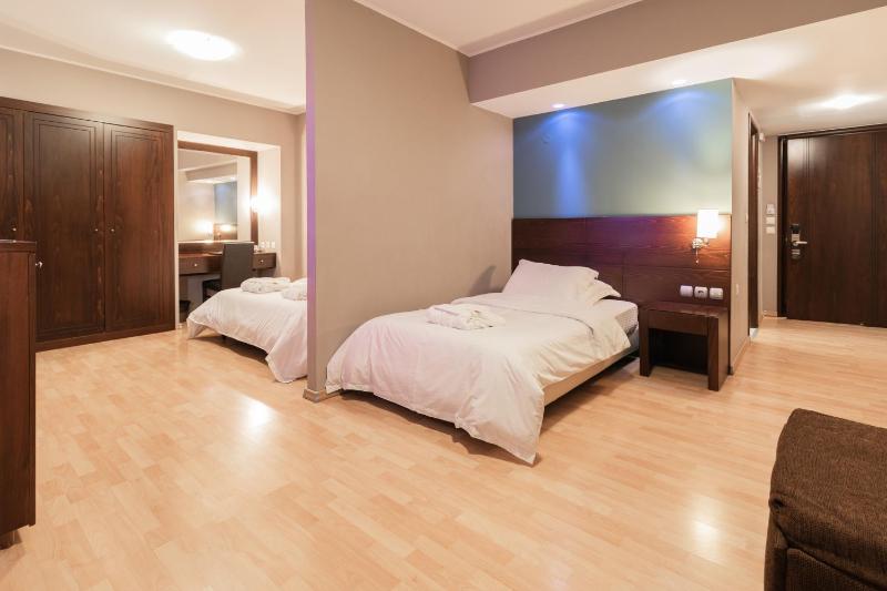 Deluxe Triple Room image 2