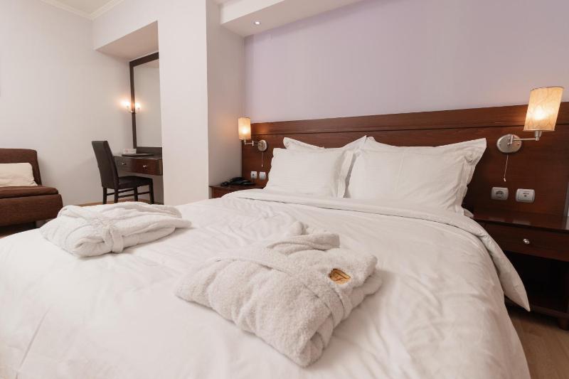 Deluxe Suite with Sea View image 2