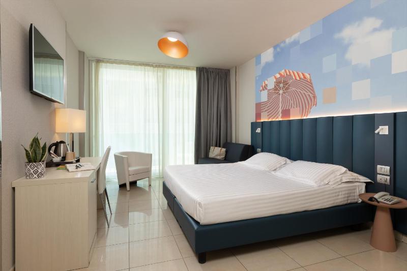 Superior Double Room with Balcony with Side Sea View image 4