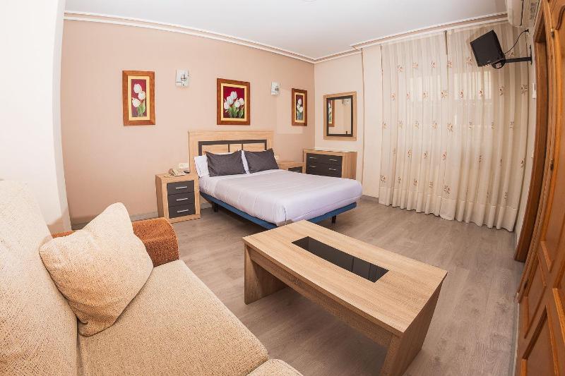 Double Room with Free Airport Shuttle image 1