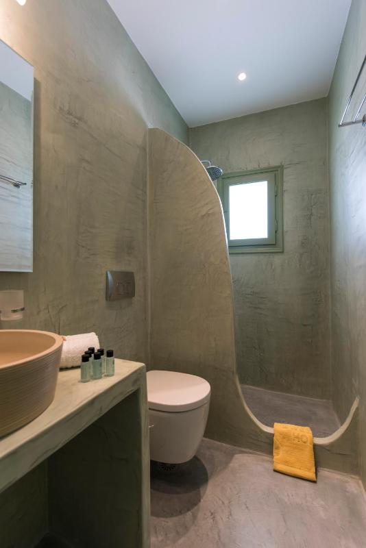 One-Bedroom Apartment with Outdoor Jacuzzi image 3