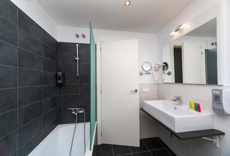 One-Bedroom Apartment with Sea View image 4