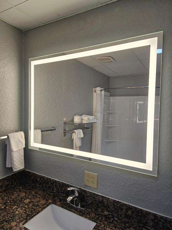 King Room with Bathtub - Mobility Accessible/Non-Smoking image 2