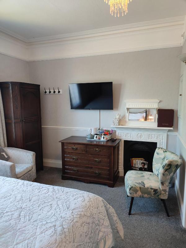 Superior King Room image 3