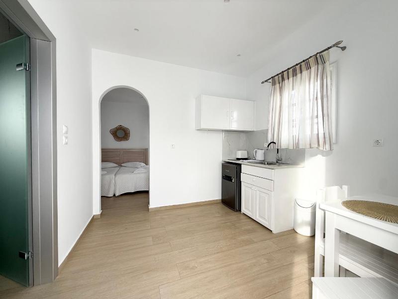 Triple Room with Balcony image 2