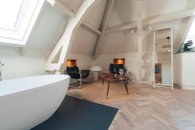 Superior King Room image 3