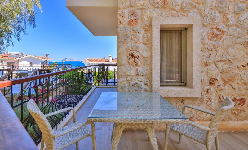Deluxe Double Room with Side Sea View image 4