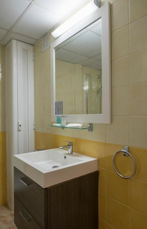 Twin Room image 3