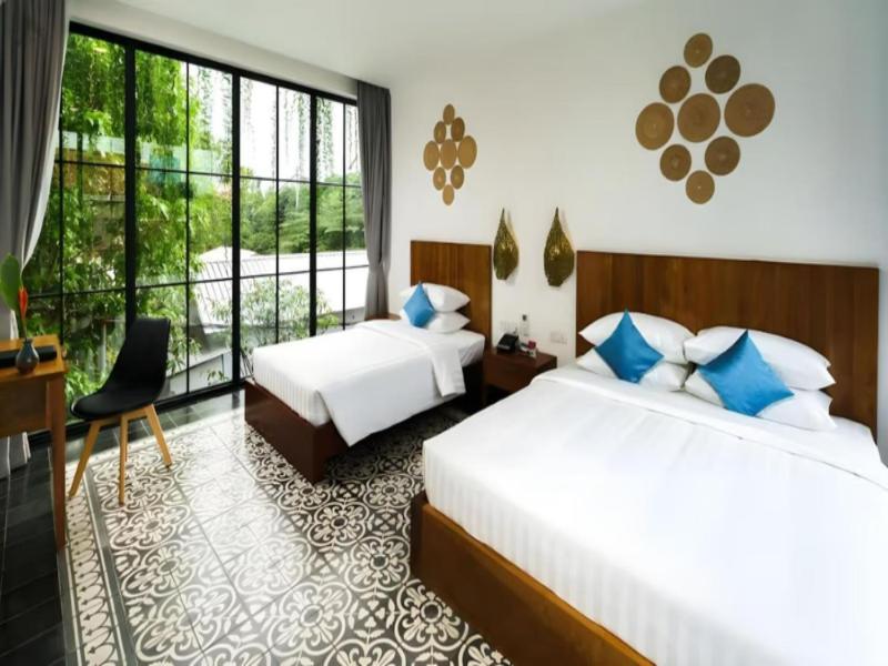 Family Suite with Balcony - image 14