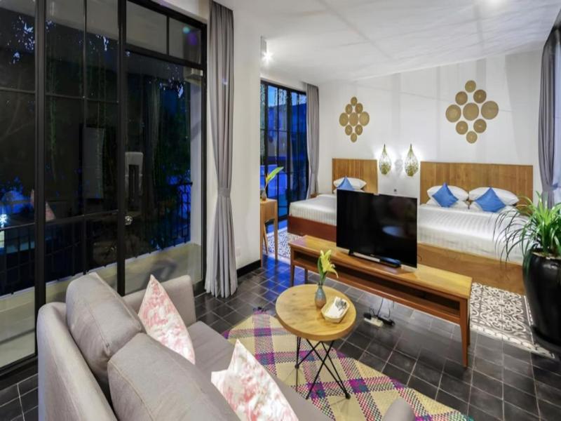 Family Suite with Balcony - image 10