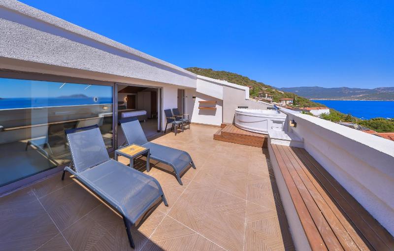 King Suite with Sea View image 4