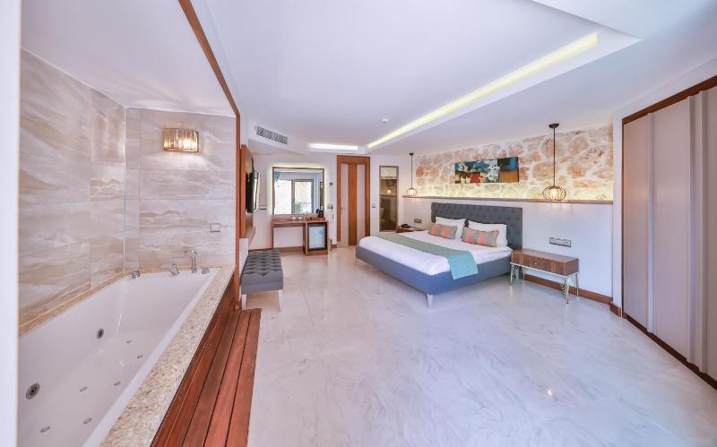 Double Room with Spa Bath image 3