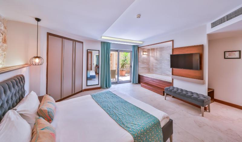 Double Room with Spa Bath image 1