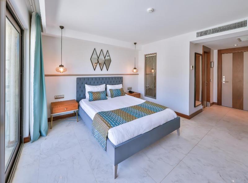Double Room with Pool View image 1