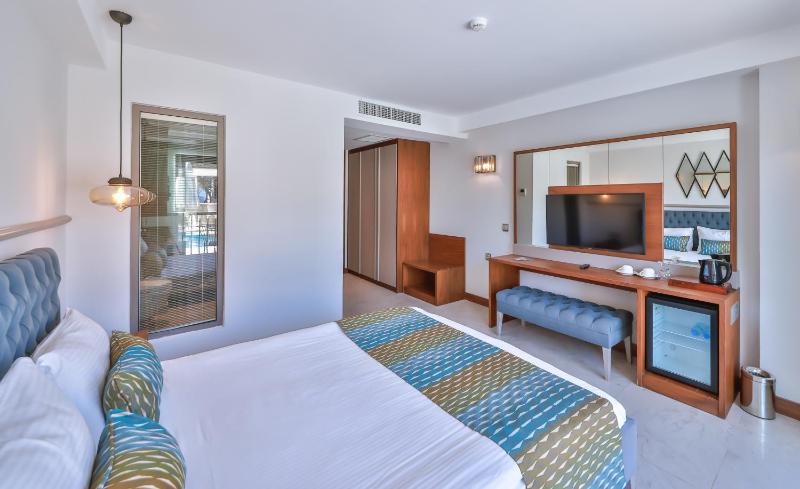 Double Room with Pool View image 3