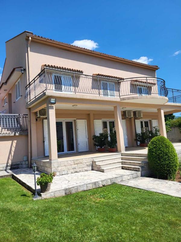 Apartment with Pool View  image 2