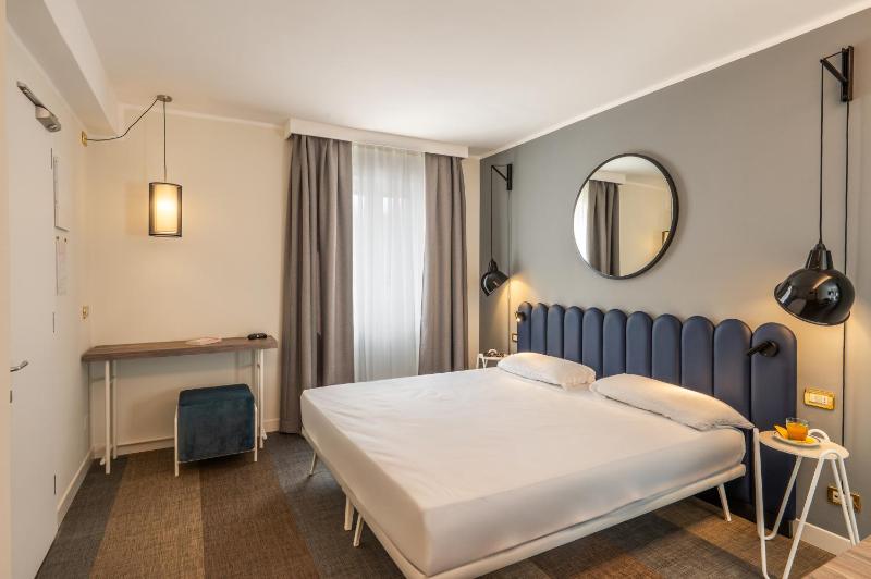 Classic Double or Twin Room image 4
