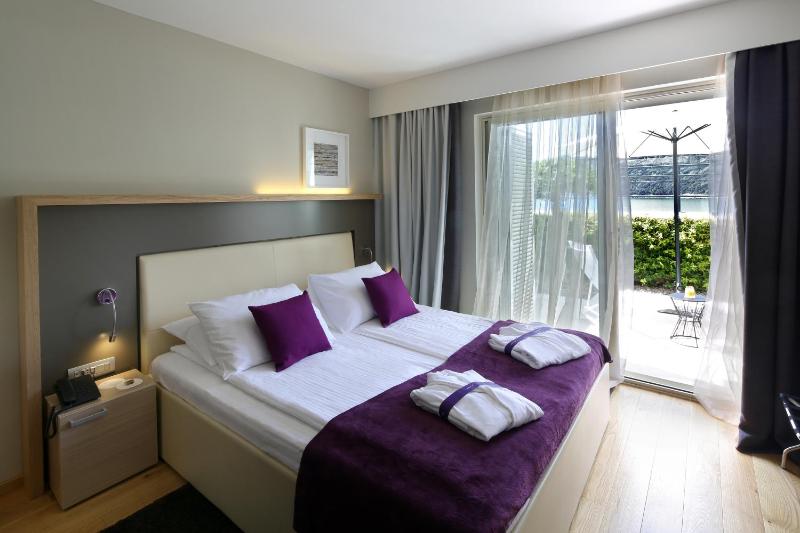 Standard Double Room image 4
