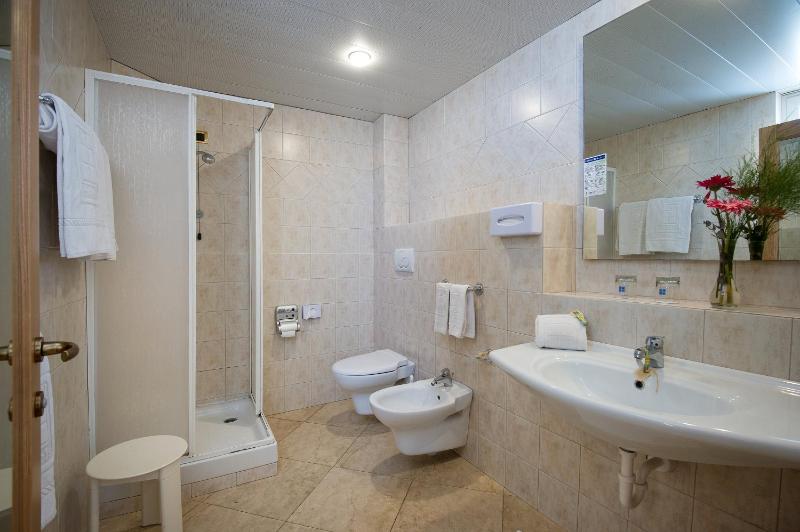 Standard Triple Room image 4