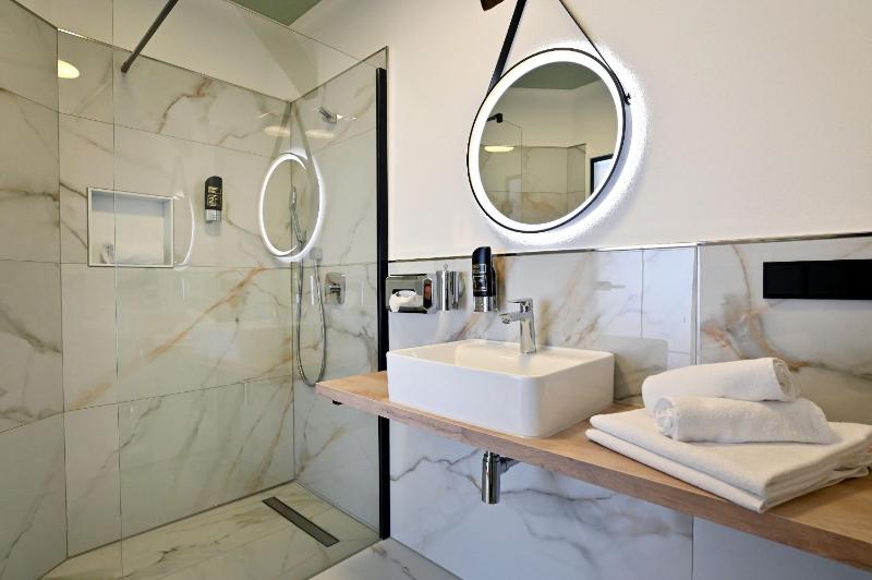 Quadruple Room image 3