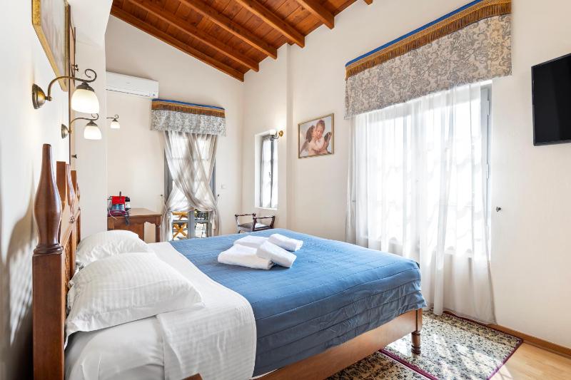 Classic Room with Balcony Old Town View image 4