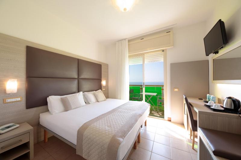 Double Room with Frontal Sea View image 1