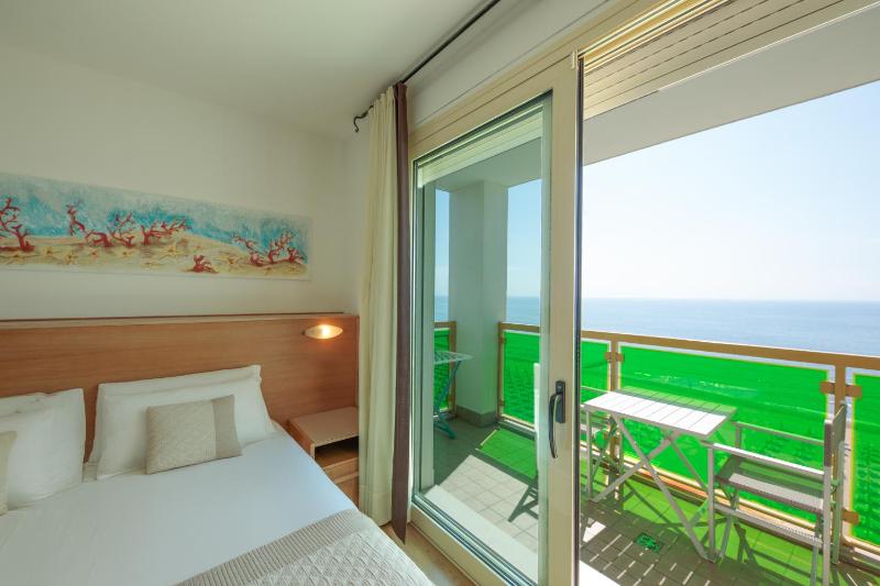 Superior Double Room with Frontal Sea View image 4