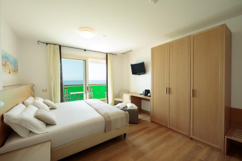 Superior Double Room with Frontal Sea View image 3