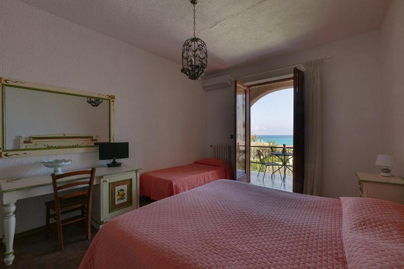 Double Room with Sea View image 2