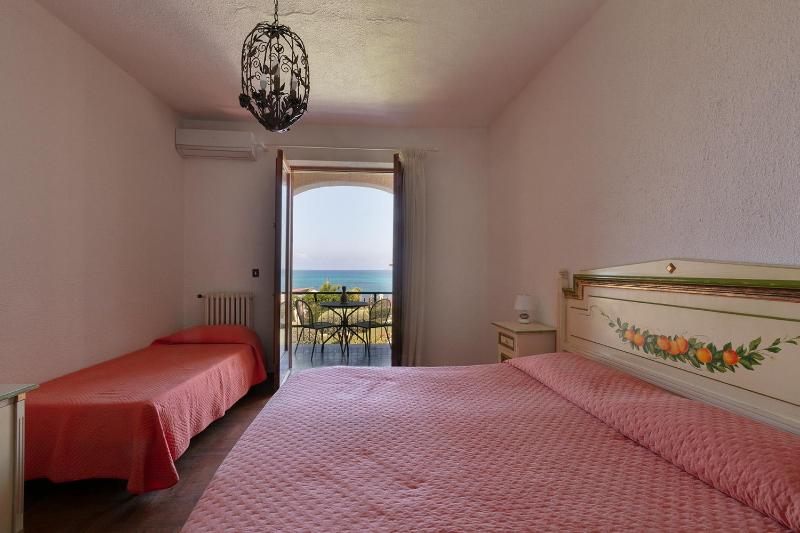 Double Room with Sea View image 3