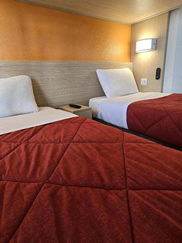Twin Room image 4