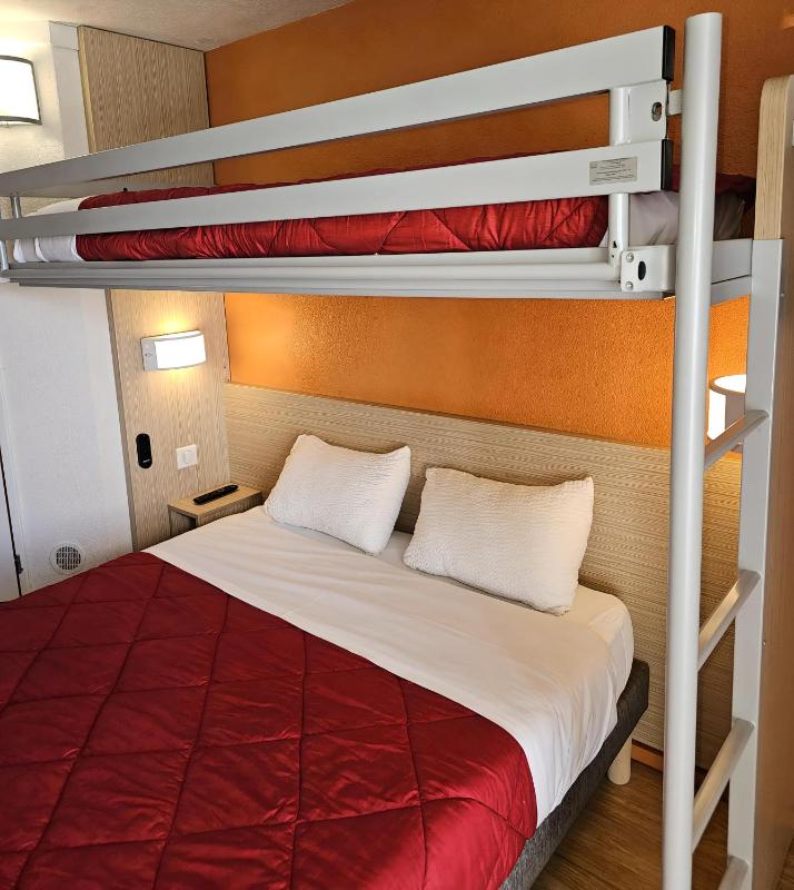 Triple Room (1 Double Bed + 1 Single Bed) image 1