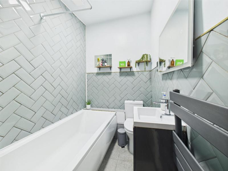 Central Falmouth Flat with Free Parking - image 17