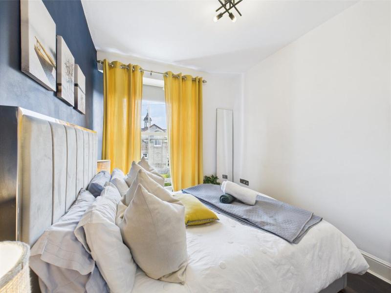 Central Falmouth Flat with Free Parking - image 16