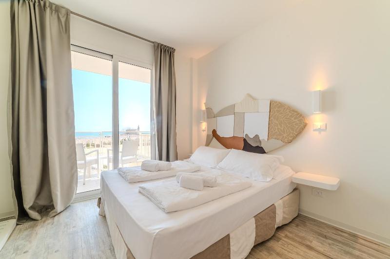 Superior Double Room with Sea View image 3