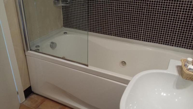 Classic Double Room with Partial Sea View and Spa Bath image 3