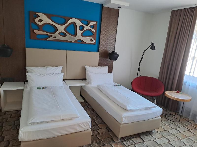Superior Twin Room image 1
