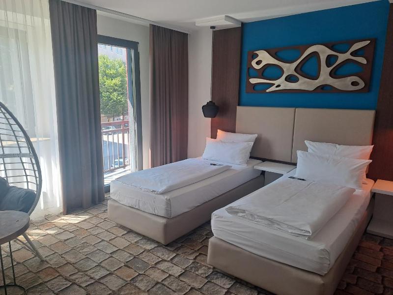 Superior Twin Room image 4
