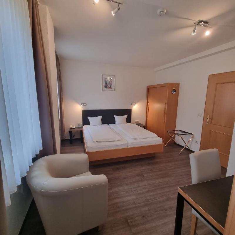 Double Room image 3