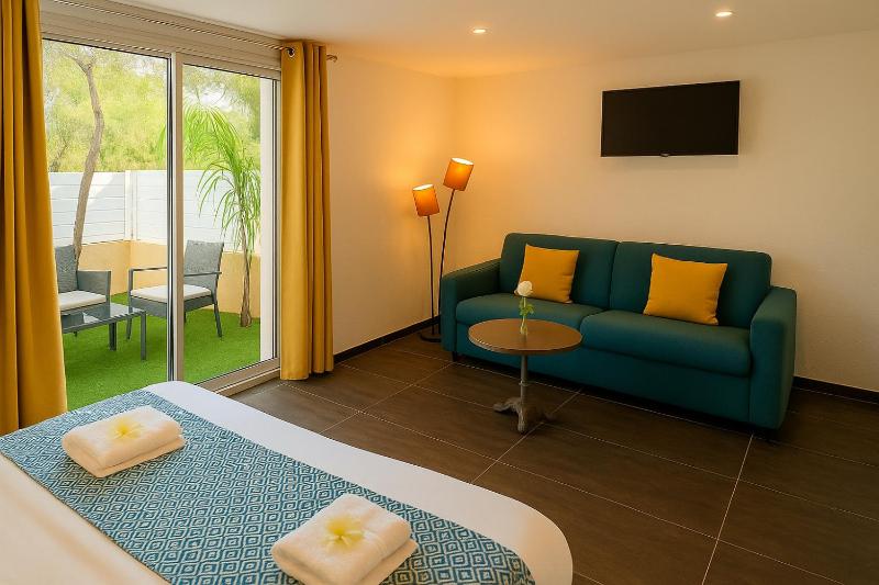 Junior Suite with Terrace and heated swimming pool access image 1
