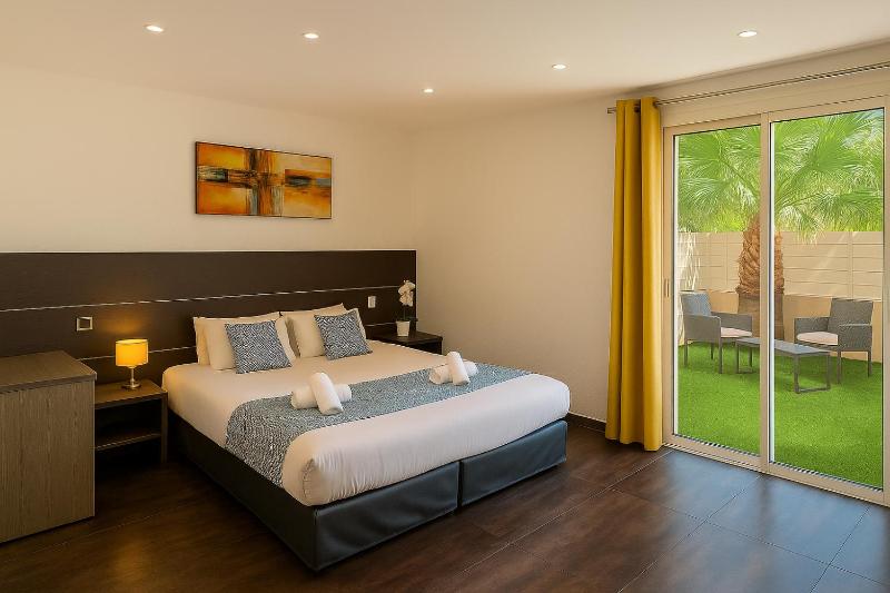 Junior Suite with Terrace and heated swimming pool access image 3