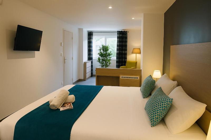 Suite with Terrace with heated swimming pool access image 1