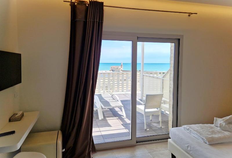 Deluxe Double Room with Sea View image 4