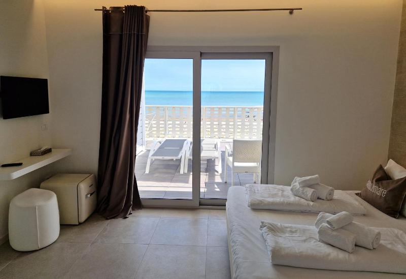 Deluxe Double Room with Sea View image 3